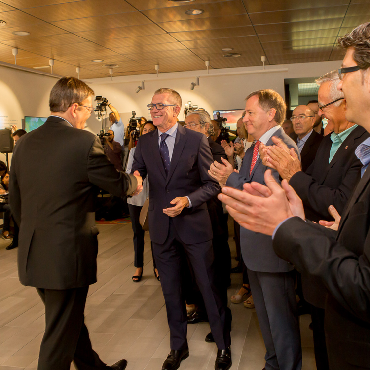 Eugenio Calabuig saluda al Presidente de la Generalitat Valenciana, Ximo Puig, en la inauguración de la exposición Hechos de Agua 125 aniversario Aguas de Valencia